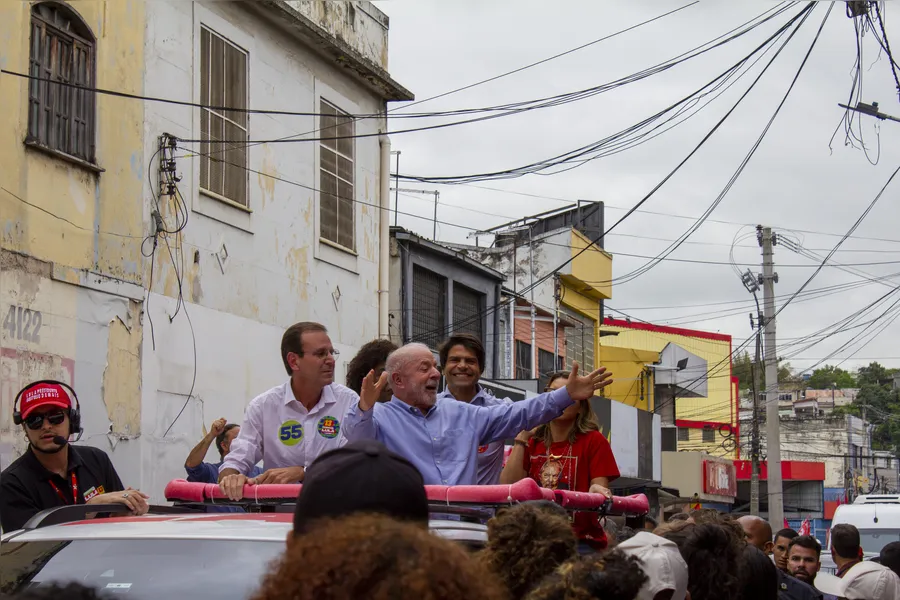 Lula participa de ato político e reúne multidão no Centro de São Gonçalo