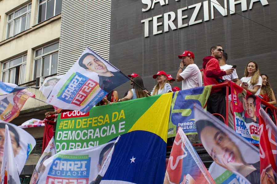 Lula participa de ato político e reúne multidão no Centro de São Gonçalo