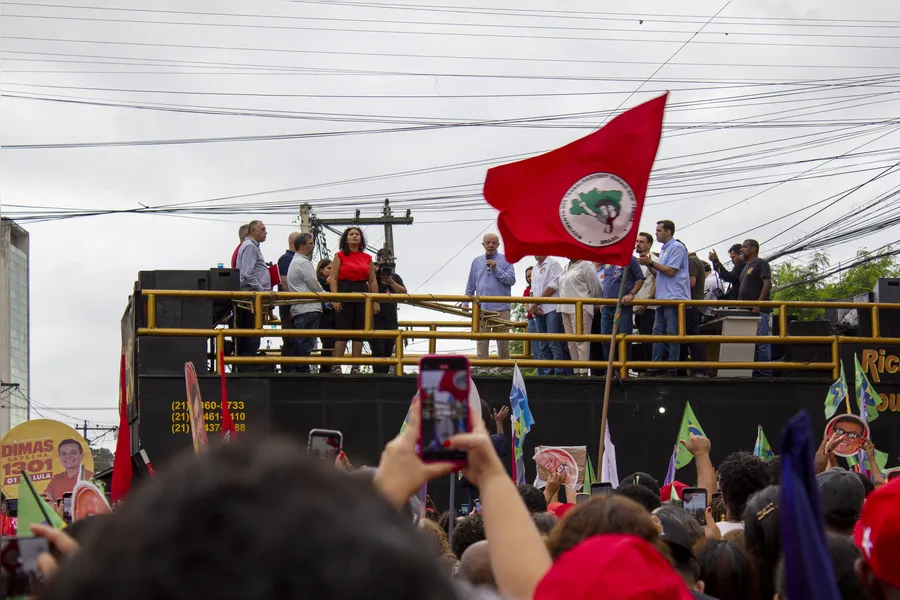 Lula participa de ato político e reúne multidão no Centro de São Gonçalo