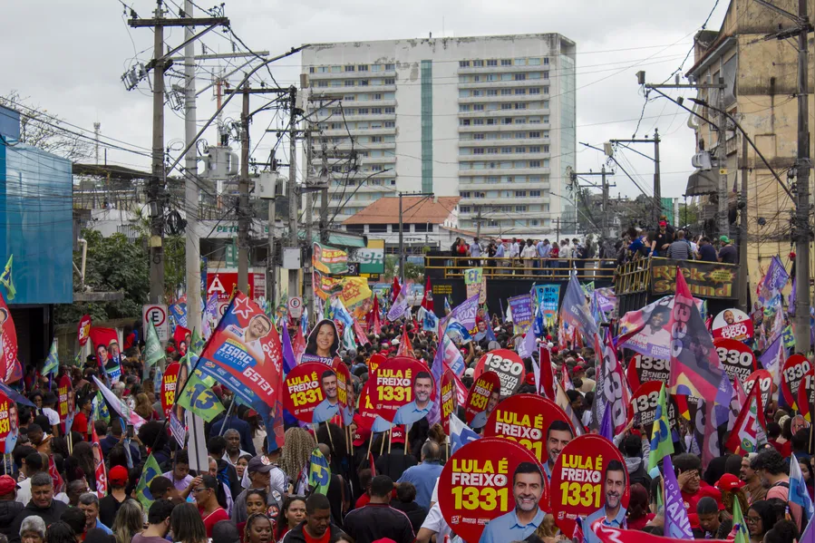 Lula participa de ato político e reúne multidão no Centro de São Gonçalo