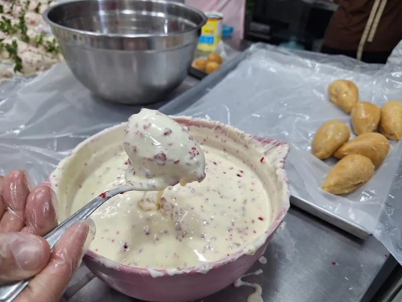 Morango Cravejado: nova febre conquista as confeitarias de São Gonçalo