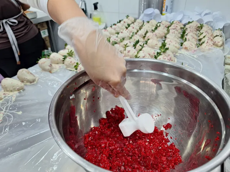 Morango Cravejado: nova febre conquista as confeitarias de São Gonçalo