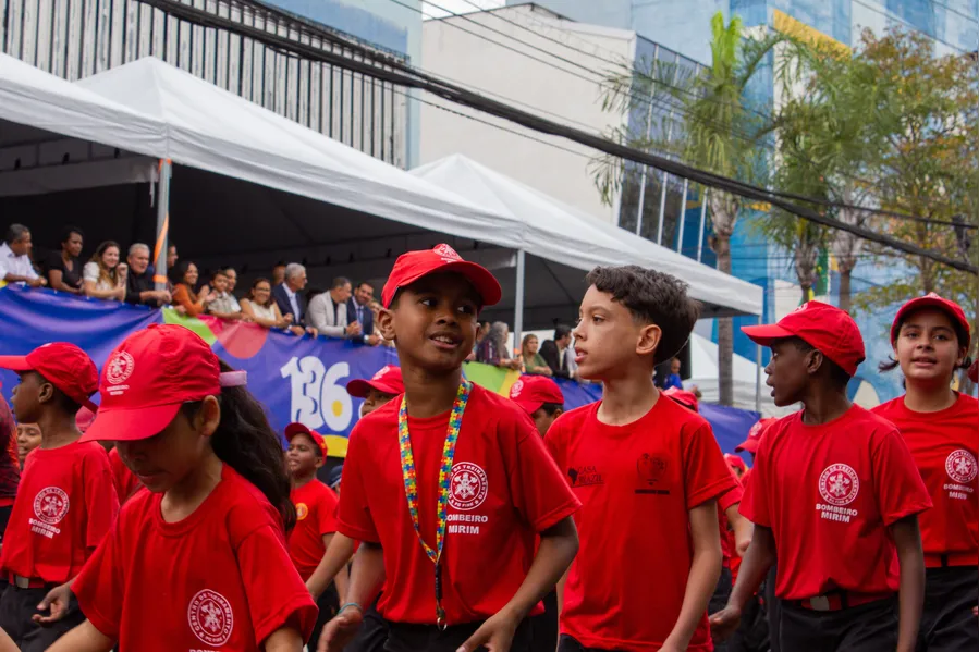 São Gonçalo comemora aniversário de 136 anos com tradicional desfile no centro da cidade