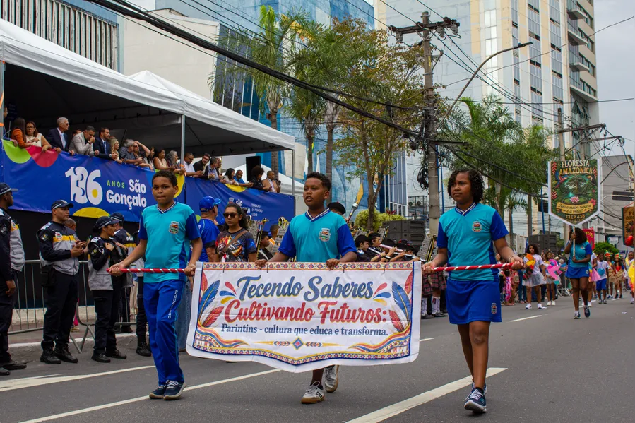 São Gonçalo comemora aniversário de 136 anos com tradicional desfile no centro da cidade