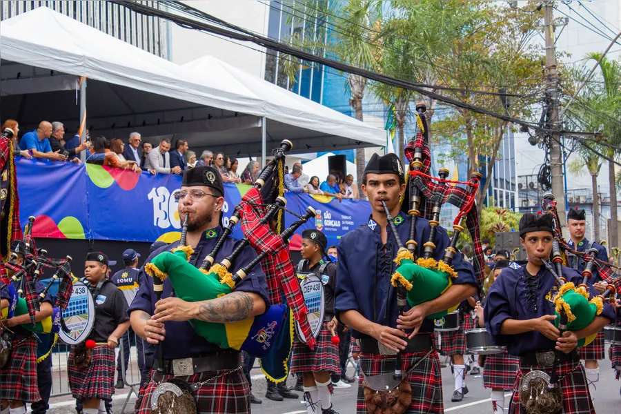 São Gonçalo comemora aniversário de 136 anos com tradicional desfile no centro da cidade