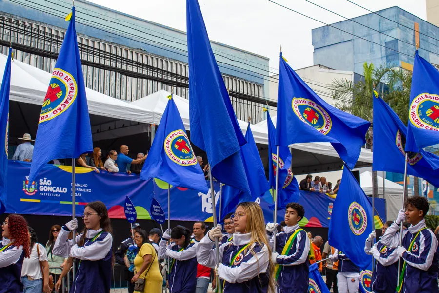 São Gonçalo comemora aniversário de 136 anos com tradicional desfile no centro da cidade
