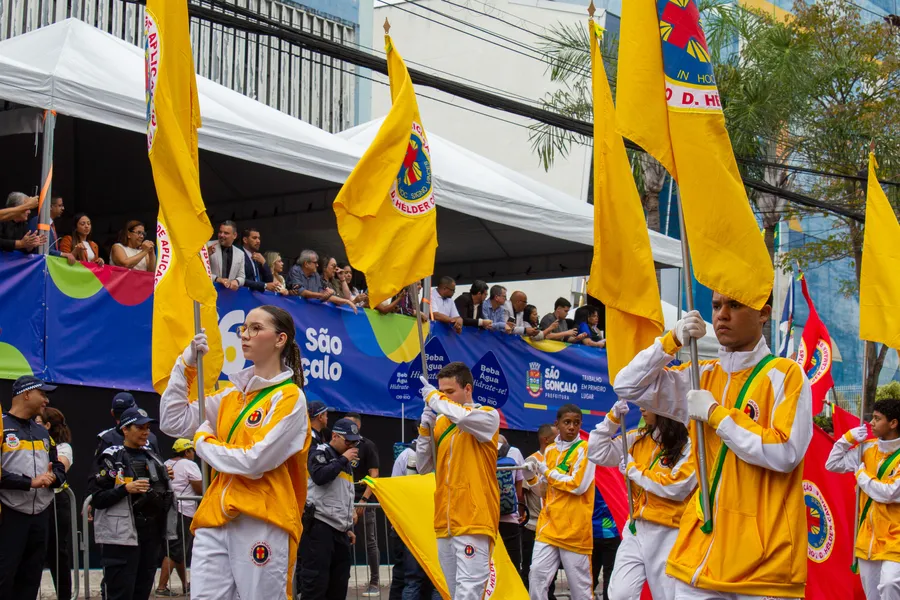 São Gonçalo comemora aniversário de 136 anos com tradicional desfile no centro da cidade