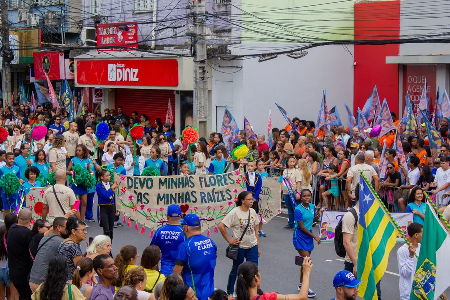 São Gonçalo comemora aniversário de 136 anos com tradicional desfile no centro da cidade