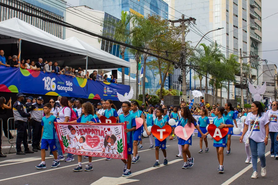 São Gonçalo comemora aniversário de 136 anos com tradicional desfile no centro da cidade