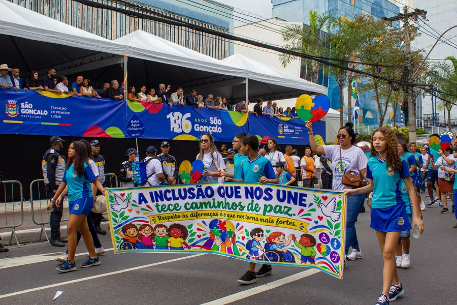 São Gonçalo comemora aniversário de 136 anos com tradicional desfile no centro da cidade