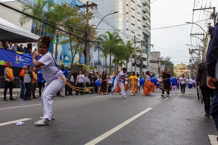 São Gonçalo comemora aniversário de 136 anos com tradicional desfile no centro da cidade