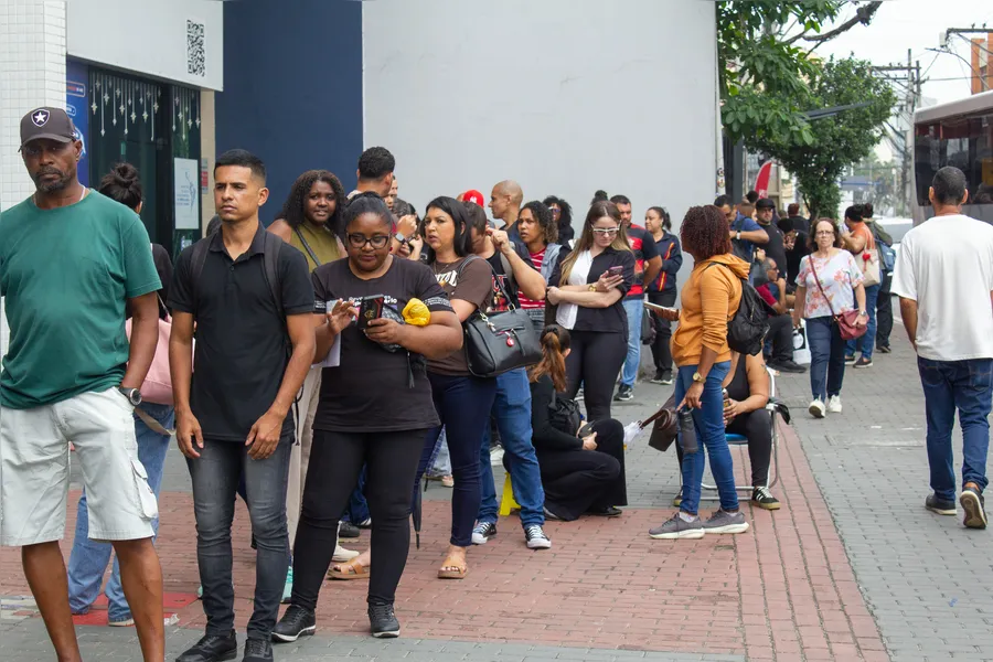 Sob sol e chuva, comerciários permanecem no Sindicato dos Empregados do Comércio para remover contribuição sindical