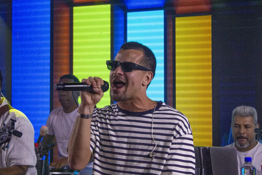 Thiago Martins dá show nos estúdios da Rádio Mania, em Niterói