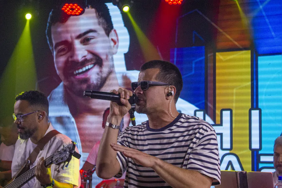 Thiago Martins dá show nos estúdios da Rádio Mania, em Niterói