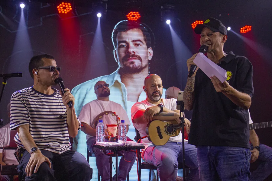 Thiago Martins dá show nos estúdios da Rádio Mania, em Niterói