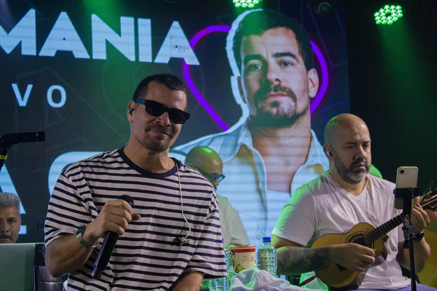Thiago Martins dá show nos estúdios da Rádio Mania, em Niterói