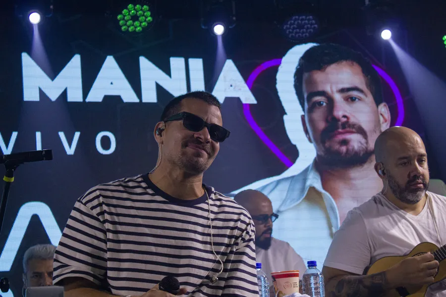 Thiago Martins dá show nos estúdios da Rádio Mania, em Niterói