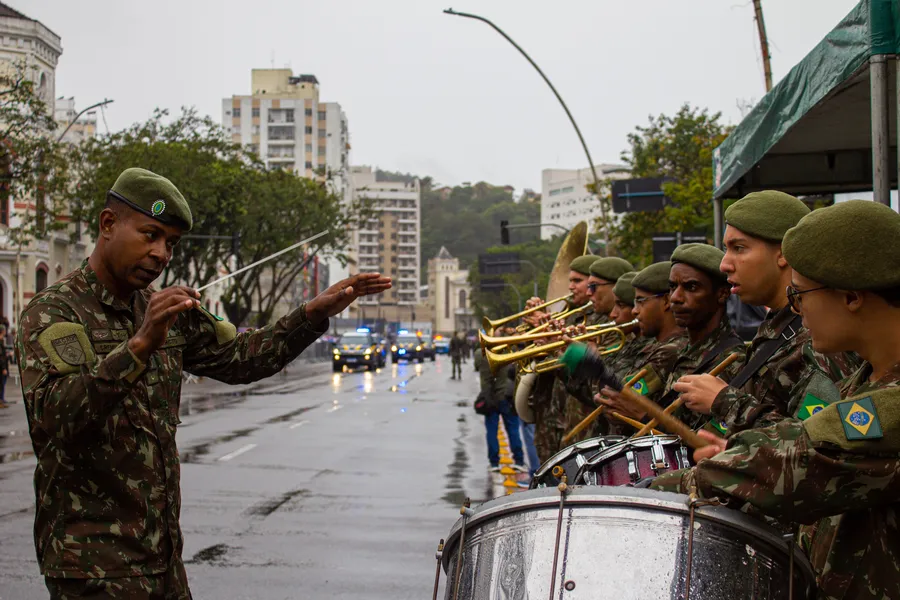 Tradicional desfile cívico-militar marca feriado de 7 de Setembro em Niterói; confira fotos