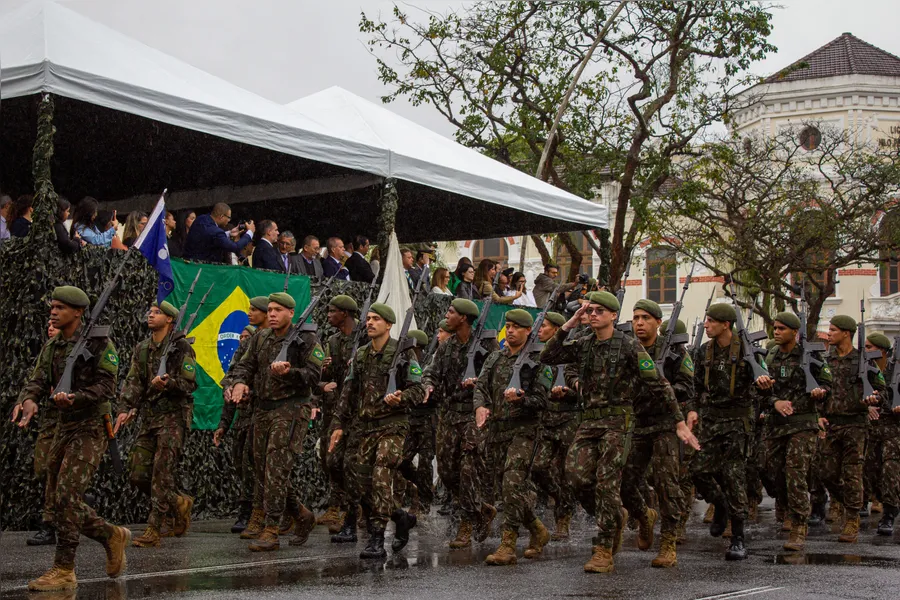 Tradicional desfile cívico-militar marca feriado de 7 de Setembro em Niterói; confira fotos