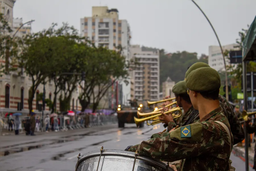Tradicional desfile cívico-militar marca feriado de 7 de Setembro em Niterói; confira fotos