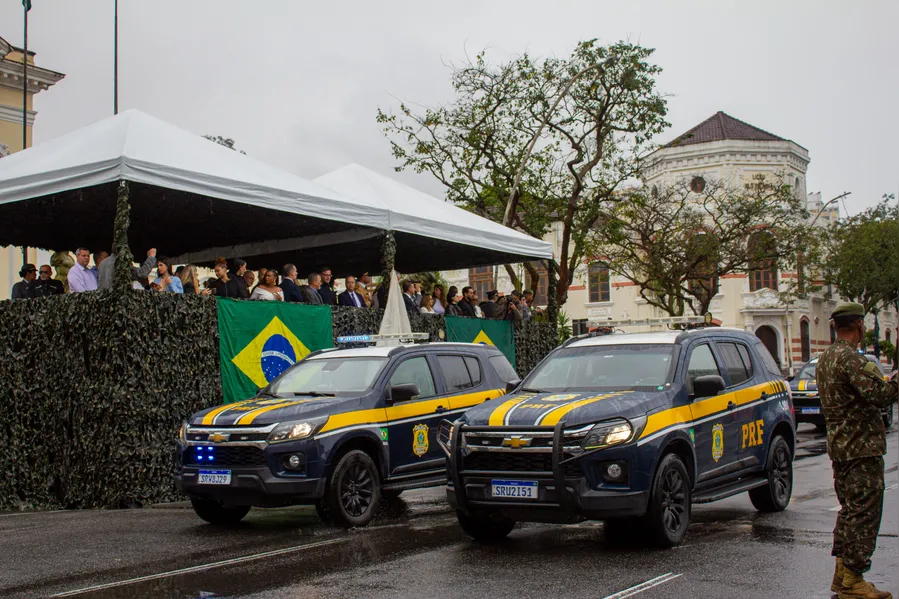 Tradicional desfile cívico-militar marca feriado de 7 de Setembro em Niterói; confira fotos