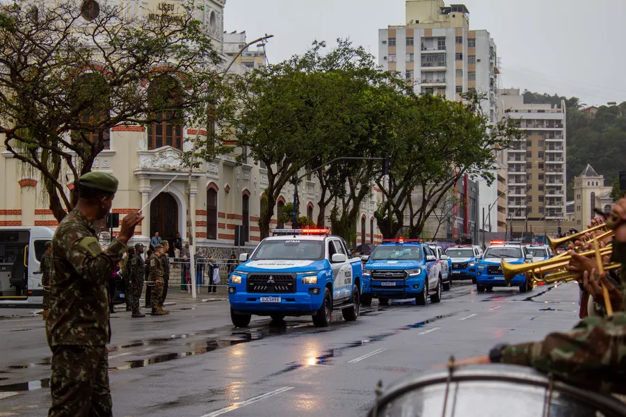 Tradicional desfile cívico-militar marca feriado de 7 de Setembro em Niterói; confira fotos