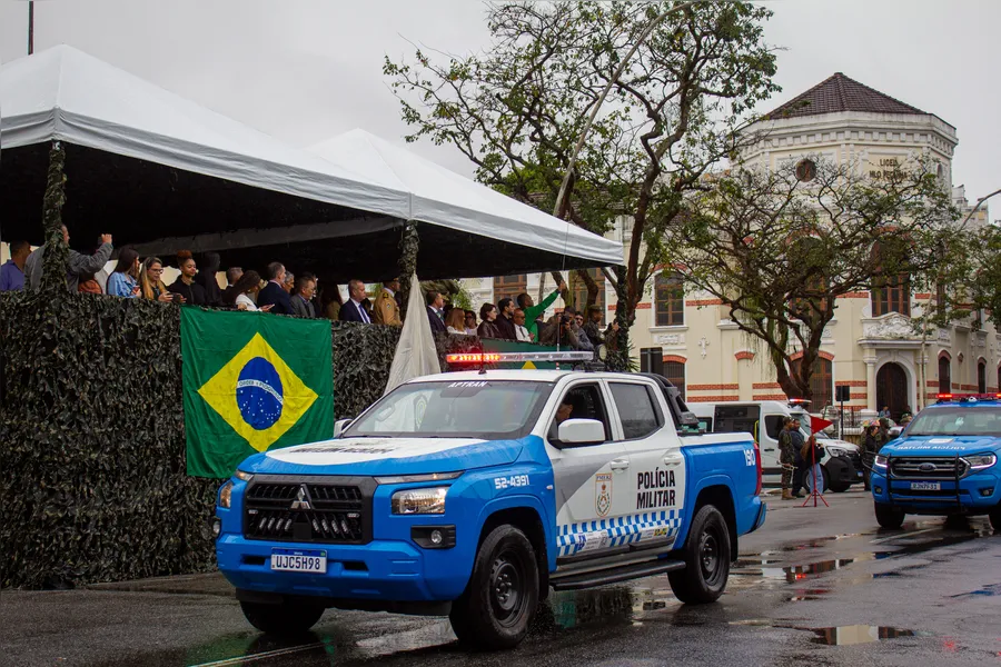 Tradicional desfile cívico-militar marca feriado de 7 de Setembro em Niterói; confira fotos