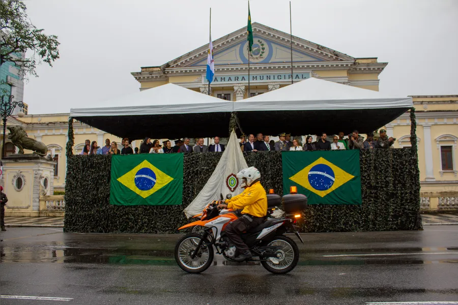 Tradicional desfile cívico-militar marca feriado de 7 de Setembro em Niterói; confira fotos