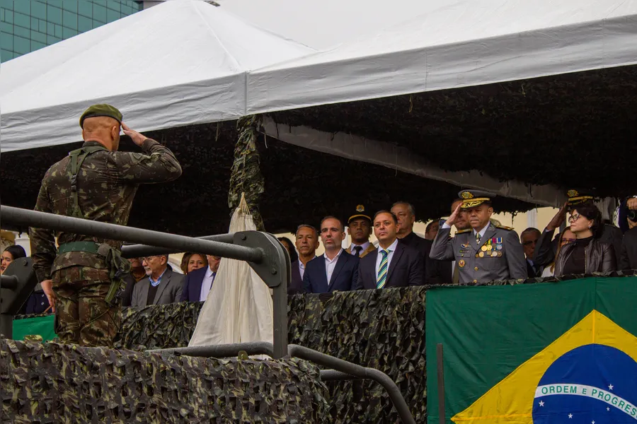 Tradicional desfile cívico-militar marca feriado de 7 de Setembro em Niterói; confira fotos
