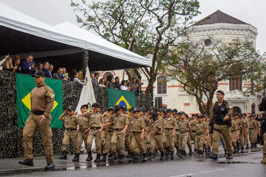 Tradicional desfile cívico-militar marca feriado de 7 de Setembro em Niterói; confira fotos