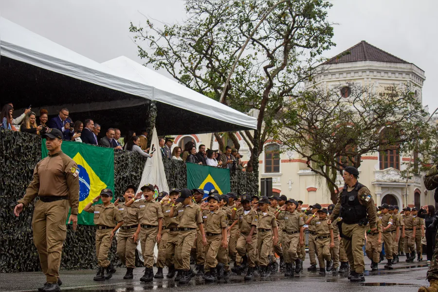 Tradicional desfile cívico-militar marca feriado de 7 de Setembro em Niterói; confira fotos