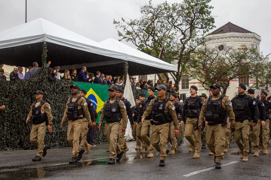 Tradicional desfile cívico-militar marca feriado de 7 de Setembro em Niterói; confira fotos