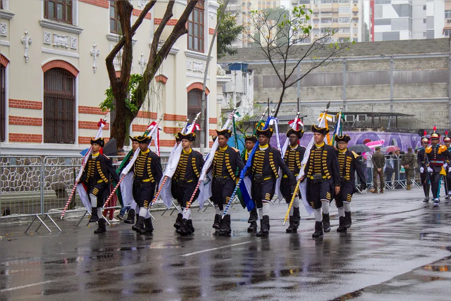Tradicional desfile cívico-militar marca feriado de 7 de Setembro em Niterói; confira fotos
