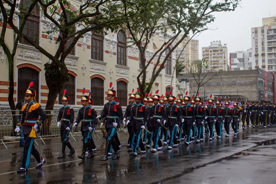 Tradicional desfile cívico-militar marca feriado de 7 de Setembro em Niterói; confira fotos