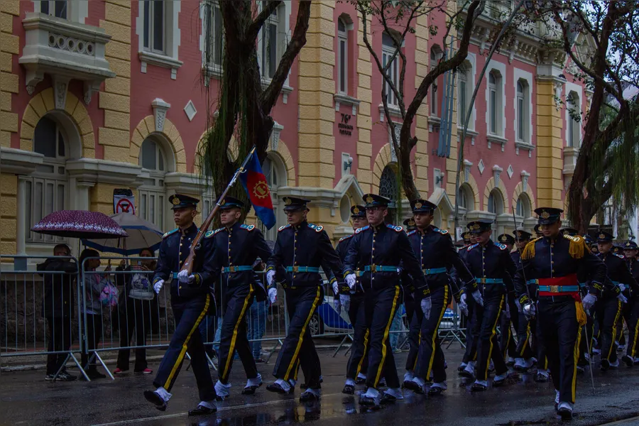Tradicional desfile cívico-militar marca feriado de 7 de Setembro em Niterói; confira fotos