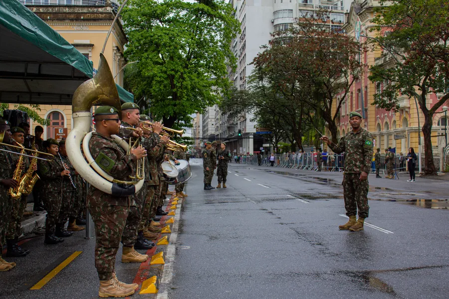 Tradicional desfile cívico-militar marca feriado de 7 de Setembro em Niterói; confira fotos
