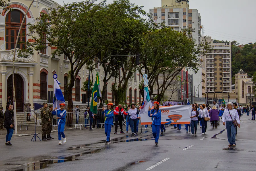 Tradicional desfile cívico-militar marca feriado de 7 de Setembro em Niterói; confira fotos