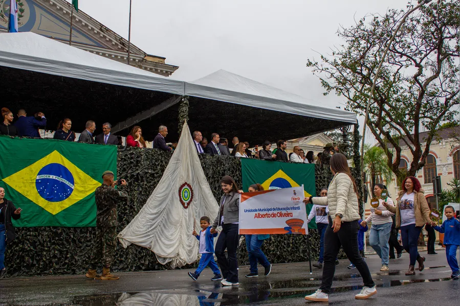 Tradicional desfile cívico-militar marca feriado de 7 de Setembro em Niterói; confira fotos