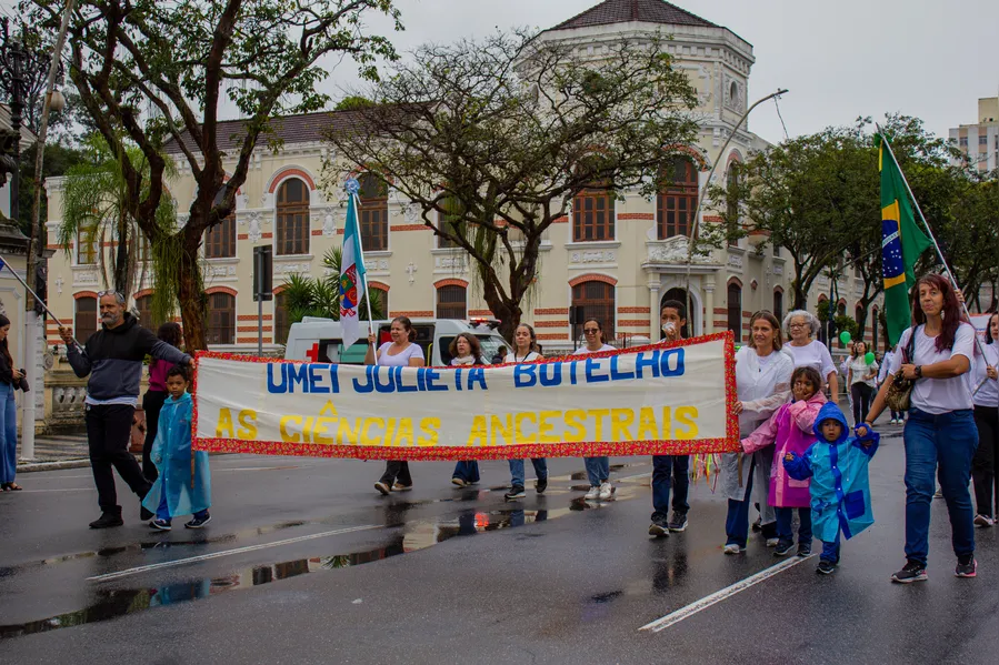 Tradicional desfile cívico-militar marca feriado de 7 de Setembro em Niterói; confira fotos
