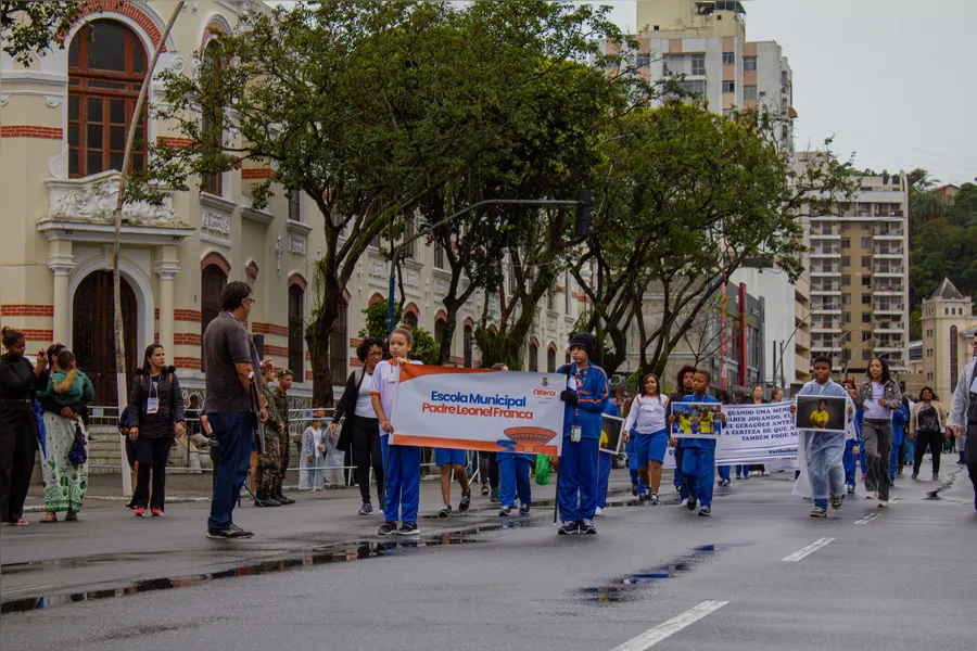 Tradicional desfile cívico-militar marca feriado de 7 de Setembro em Niterói; confira fotos
