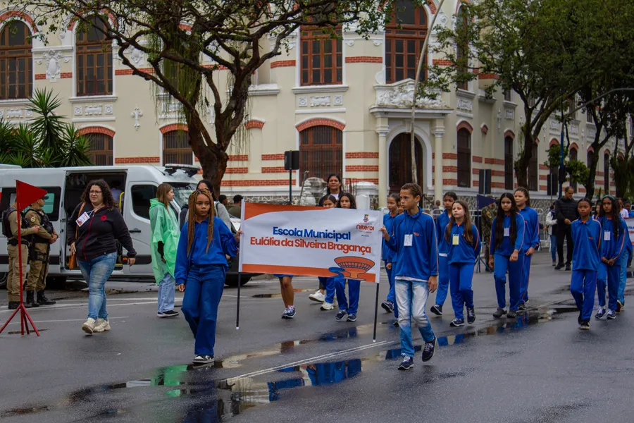 Tradicional desfile cívico-militar marca feriado de 7 de Setembro em Niterói; confira fotos