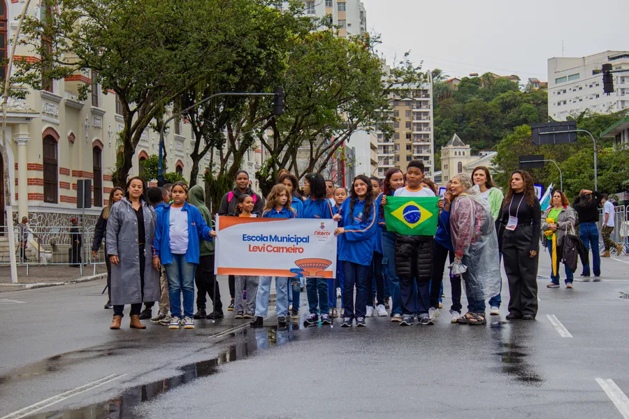 Tradicional desfile cívico-militar marca feriado de 7 de Setembro em Niterói; confira fotos