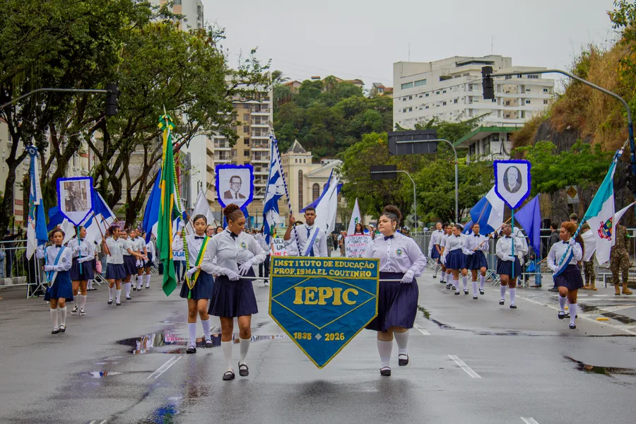 Tradicional desfile cívico-militar marca feriado de 7 de Setembro em Niterói; confira fotos