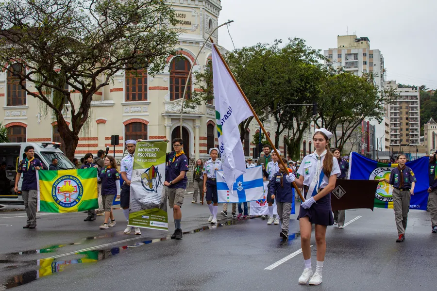 Tradicional desfile cívico-militar marca feriado de 7 de Setembro em Niterói; confira fotos