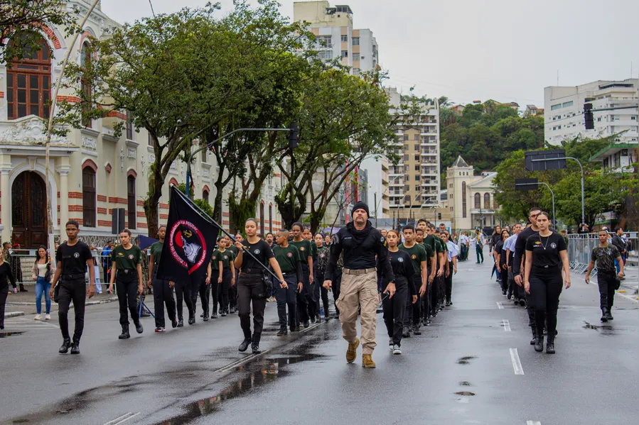 Tradicional desfile cívico-militar marca feriado de 7 de Setembro em Niterói; confira fotos