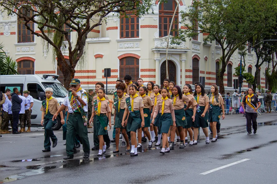 Tradicional desfile cívico-militar marca feriado de 7 de Setembro em Niterói; confira fotos