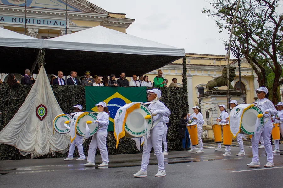 Tradicional desfile cívico-militar marca feriado de 7 de Setembro em Niterói; confira fotos