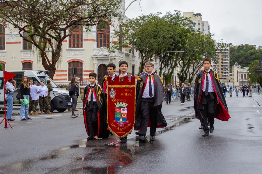 Tradicional desfile cívico-militar marca feriado de 7 de Setembro em Niterói; confira fotos
