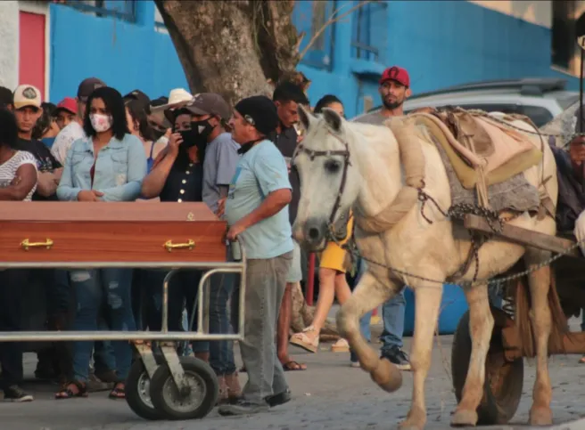 Amigos da vítima compareceram ao enterra com seus cavalos, que era uma das paixões de Iago