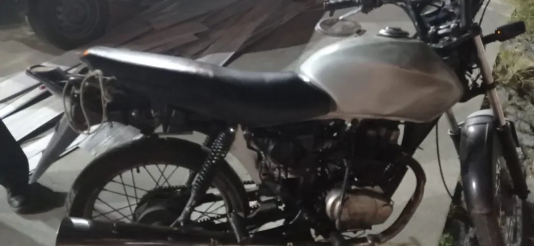 Motocicleta estava com  amassado e chassi raspado